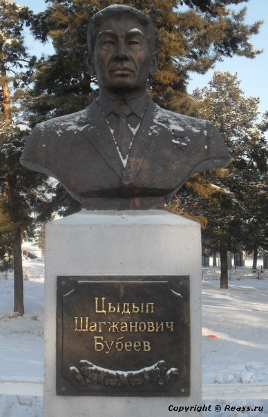 Мемориал Победы и аллея Героев Социалистического Труда в с.Курумкан